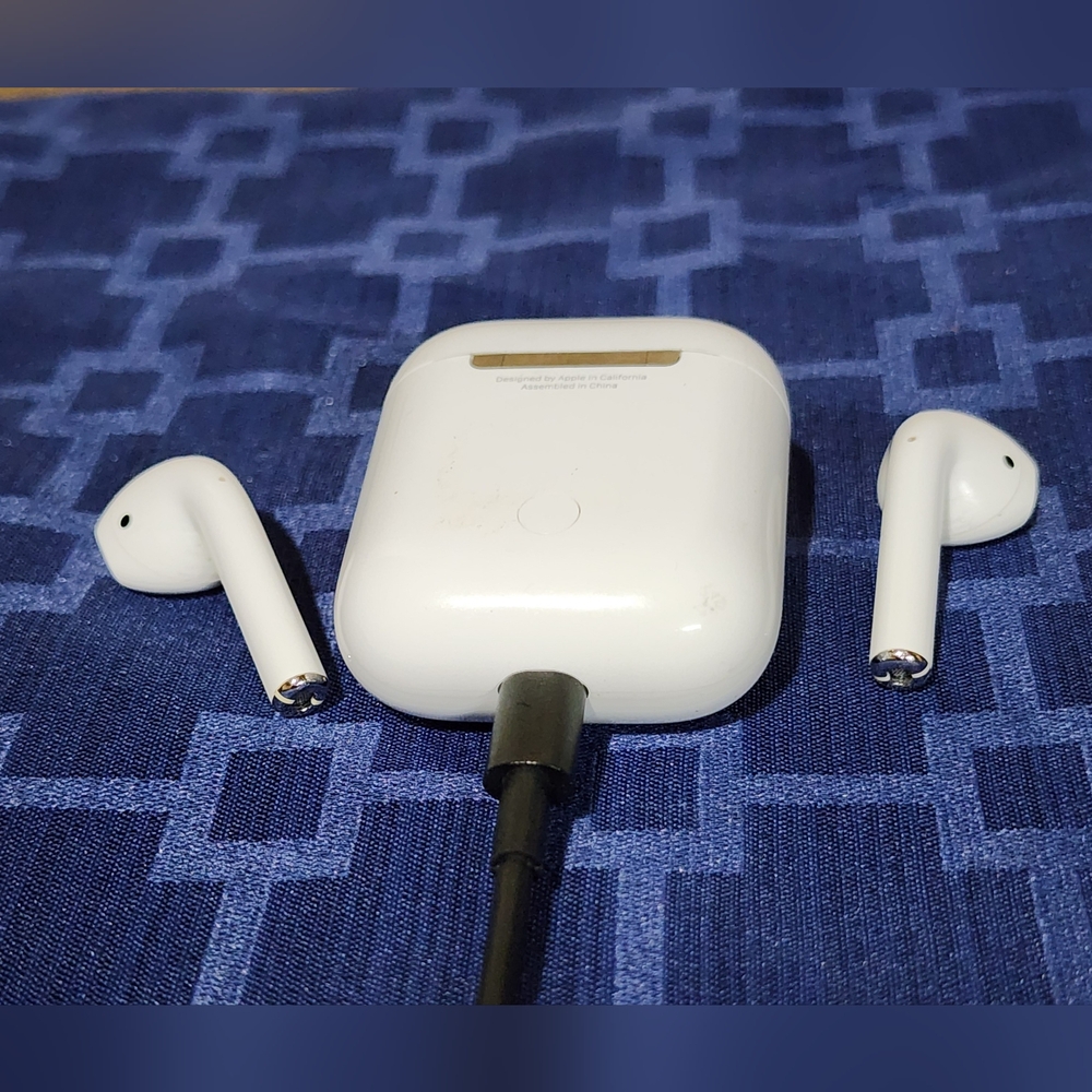 Apple AirPods 2 with Charging Case - White - Picture 3 of 5
